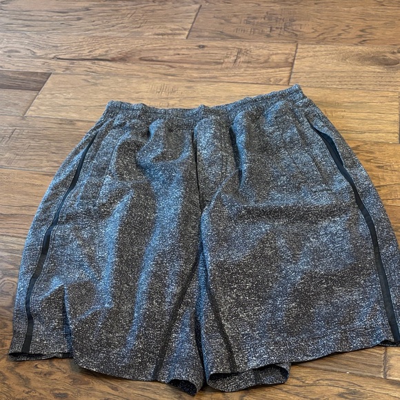 Lululemon Men’s Pacebreaker Athletic Shorts in black and white spreckled - Picture 1 of 7